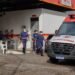 Colisão entre carreta e moto de aplicativo deixa passageiro ferido e trava trânsito na Rotatória do Coroado