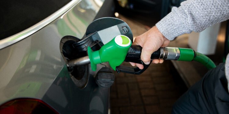 Governo prepara nova alta do etanol na gasolina para reduzir impacto da crise do petróleo