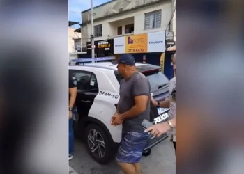 Homem é preso por tentar matar a esposa em plano macabro com ajuda da filha