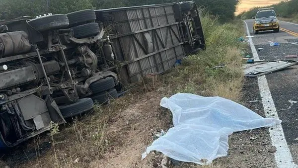 Tragédia após o título: ônibus com equipe de basquete capota no Ceará e deixa sete mortos