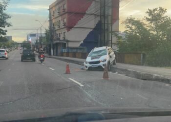 Acidente na Avenida Djalma Batista termina com carro capotado