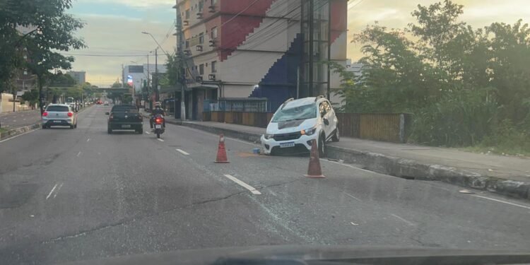 Acidente na Avenida Djalma Batista termina com carro capotado