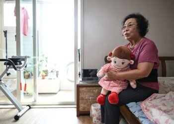 Bonecas com IA viram companhia para idosos solitários na Coreia do Sul; dispositivos oferecem apoio emocional e lembram remédios