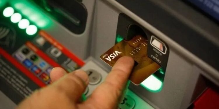 Cartão e senha não bastam: STJ anula empréstimos feitos por uma pessoa analfabeta em caixa eletrônico