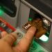 Cartão e senha não bastam: STJ anula empréstimos feitos por uma pessoa analfabeta em caixa eletrônico
