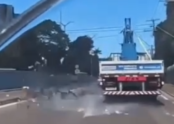 Vídeo mostra vidros despencando de caminhão em movimento na avenida Cosme Ferreira, em Manaus