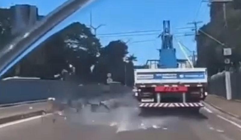 Vídeo mostra vidros despencando de caminhão em movimento na avenida Cosme Ferreira, em Manaus