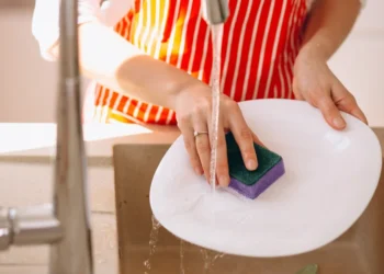 Esponja de cozinha libera microplásticos a cada lavagem, afirma estudo