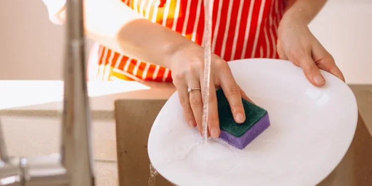 Esponja de cozinha libera microplásticos a cada lavagem, afirma estudo