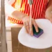 Esponja de cozinha libera microplásticos a cada lavagem, afirma estudo