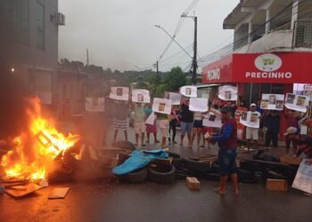 Moradores fecham avenida e cobram justiça após morte de jovem de 22 anos em Manaus