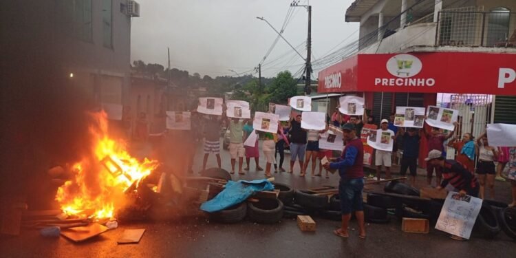 Moradores fecham avenida e cobram justiça após morte de jovem de 22 anos em Manaus