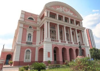 Teatro Amazonas e Galeria do Largo terão funcionamento alterado neste sábado durante transmissão do jogo do Brasil