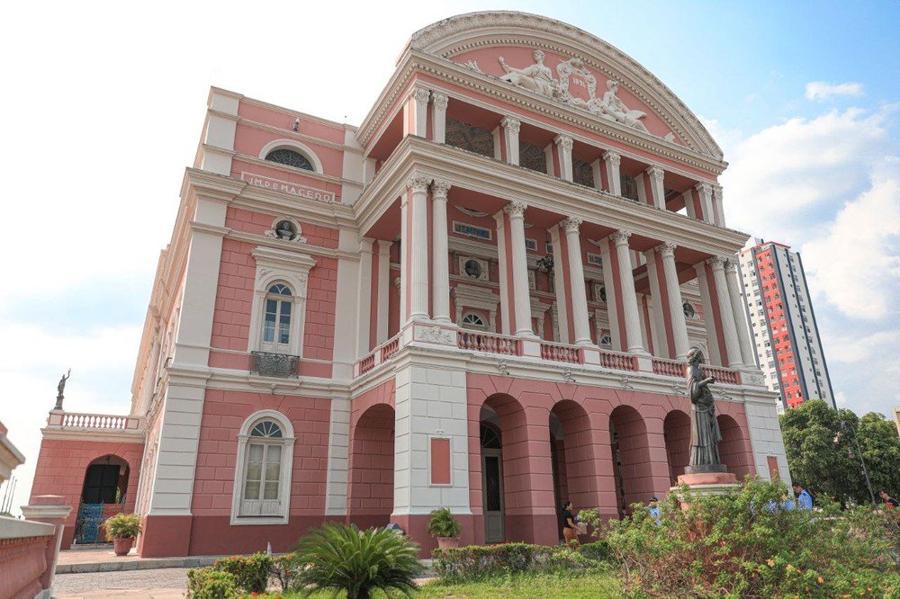 Teatro Amazonas e Galeria do Largo terão funcionamento alterado neste sábado durante transmissão do jogo do Brasil