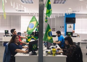 Vai assistir aos jogos da Copa durante o expediente? Veja como se comportar