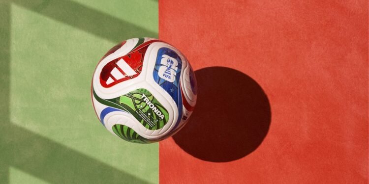 WhatsApp troca emoji da bola de futebol pela bola da Copa