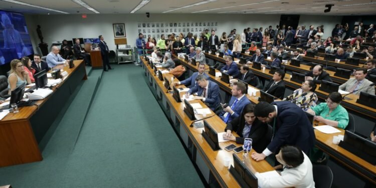 CCJ da Câmara discute PEC da maioridade penal de 16 anos nesta terça