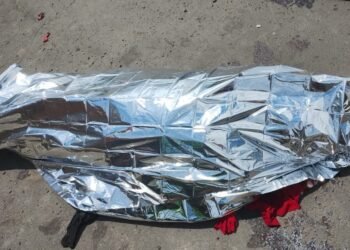 Motociclista morre após atingir poste ao passar por buraco no Lago Azul