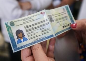 Nova carteira de identidade: veja como solicitar pelo celular e receber em casa pelos Correios