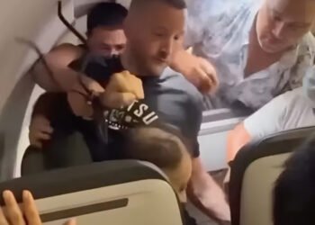 Passageiro tenta abrir porta de avião em pleno voo e acaba amarrado ao assento após causar pânico a bordo