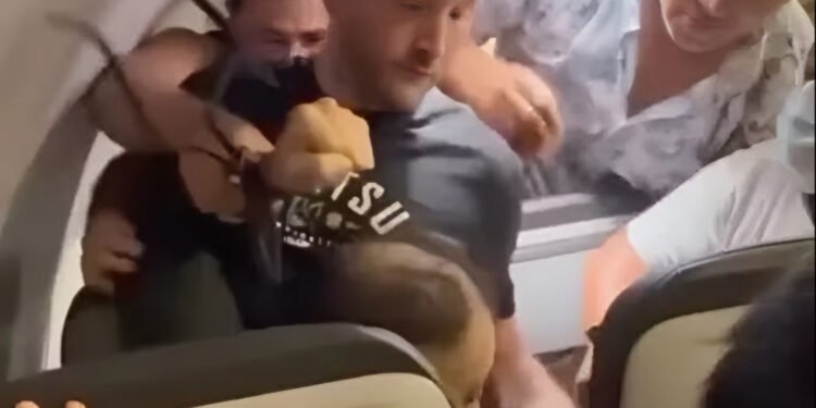 Passageiro tenta abrir porta de avião em pleno voo e acaba amarrado ao assento após causar pânico a bordo
