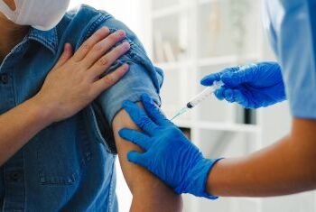 Dia Nacional da Imunização: veja 6 mitos sobre vacinas que seguem vivos