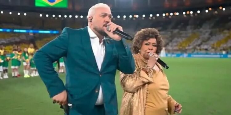 Após virar piada, Alcione explica confusão com Belo na hora do Hino Nacional no Maracanã