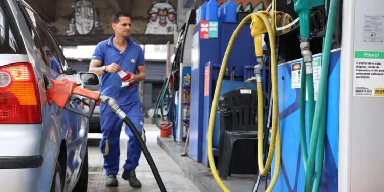 Subsídio de R$ 0,44 por litro da gasolina é prorrogado por 30 dias