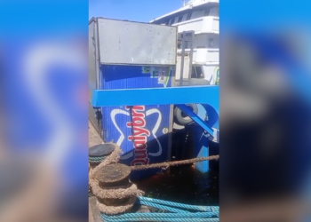 Caminhão cai durante embarque em ferry boat no porto de Manaus