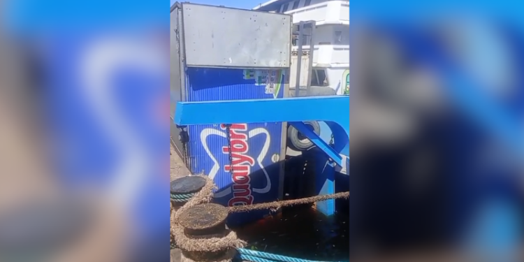 Caminhão cai durante embarque em ferry boat no porto de Manaus