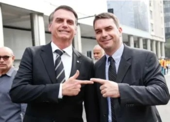 OAB pede que Moraes autorize Flávio a visitar Bolsonaro como advogado