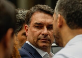 Nunes Marques atende a pedido do PL e manda retirar do ar vídeo que associa Flávio Bolsonaro ao PCC