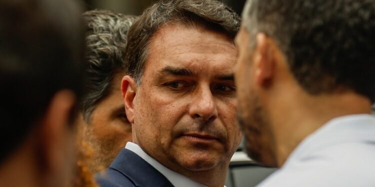 Nunes Marques atende a pedido do PL e manda retirar do ar vídeo que associa Flávio Bolsonaro ao PCC