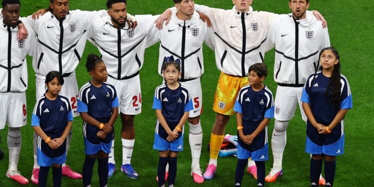 Torcida argentina canta na hora do hino inglês e irrita jogadores da Inglaterra; veja