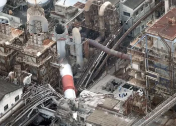 Japão: chaminé de fábrica de papel cai com terremoto; há desaparecidos