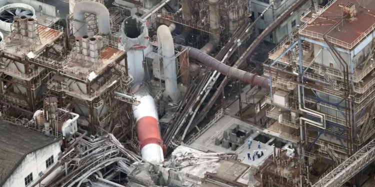 Japão: chaminé de fábrica de papel cai com terremoto; há desaparecidos