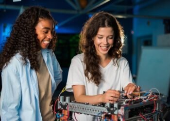 Mulheres são maioria na educação técnica, mesmo com rotina mais intensa