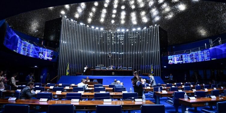 Senado aprova PEC dos agentes de saúde em 2º turno e governo fala em acionar STF