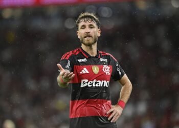 Flamengo recusa proposta do Besiktas por Léo Pereira