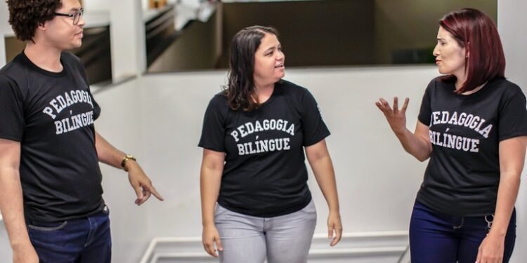 Consulta sobre educação bilíngue de surdos acaba sábado (25)
