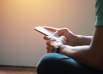 Redes sociais podem aumentar bruxismo em crianças e adolescentes