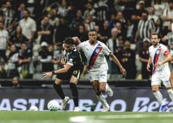 Com bolas no travessão no fim, Galo e Bahia empatam pelo Brasileirão