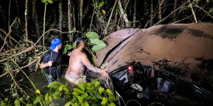 Carro capota em área alagada às margens da AM-010 e casal escapa sem ferimentos em Itacoatiara