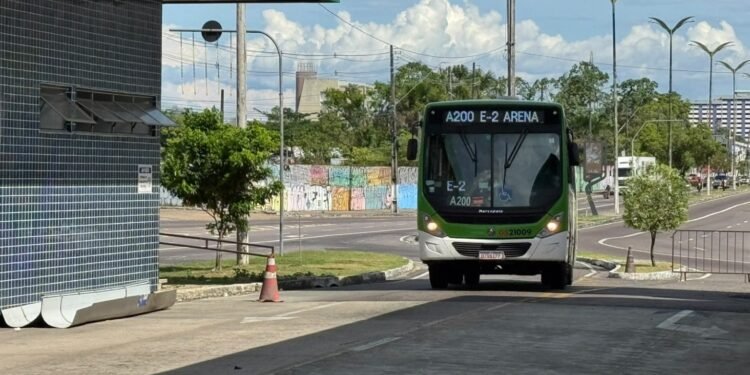 Greve entra no segundo dia e ônibus continuam circulando com frota reduzida em Manaus