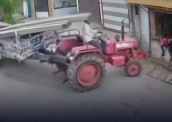 Trator perde o controle, invade comércio e provoca correria após acidente impressionante