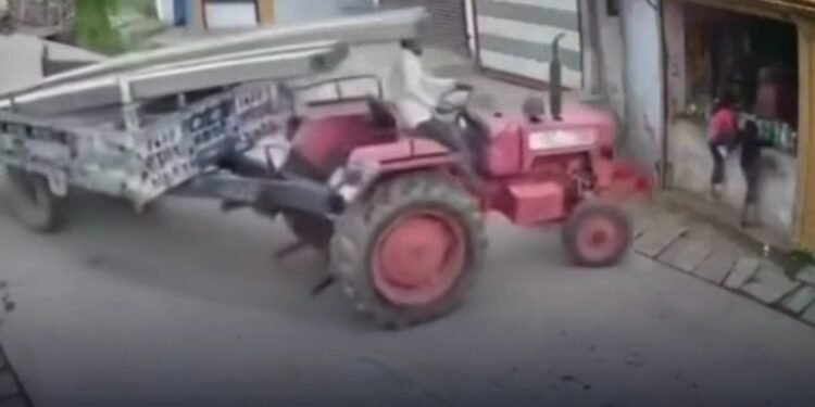 Trator perde o controle, invade comércio e provoca correria após acidente impressionante