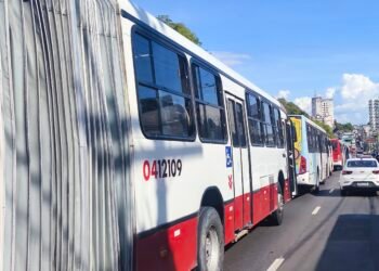 Greve dos rodoviários deixa passageiros sem transporte e causa caos em Manaus
