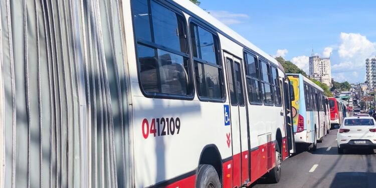 Greve dos rodoviários deixa passageiros sem transporte e causa caos em Manaus