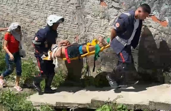 Homem é esfaqueado durante discussão e cai em igarapé na zona leste