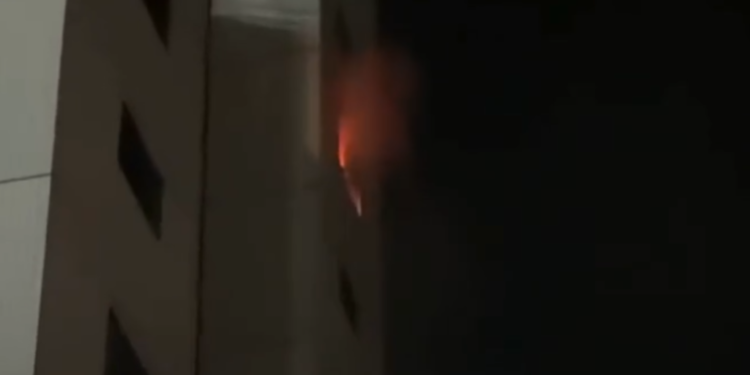 Incêndio em apartamento mobiliza bombeiros e assusta moradores de condomínio na Ponta Negra
